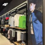 Way-ar Sangngern Instagram - 🎉พร้อมแล้ววันนี้ กับ แบรนด์ 4F สินค้าแนว Sport และ Lifestyle ชั้นนำระดับโลก ส่งตรงมาจากประเทศโปแลนด์ โดยครั้งนี้เราได้ทำการเปิดสาขาใหม่ ณ ศูนย์การค้า The Mall Lifestore Bangkapi ชั้น 1 ซึ่งแน่นอนว่ามาครั้งนี้ 4F ได้นำเสื้อผ้าที่ตอบโจทย์ทั้งกลุ่มไลฟ์สไตล์และตอบโจทย์กลุ่มคนออกกำลังกายมาให้เลือกกันอย่างหลากหลาย ทางแบรนด์ขอเชิญลูกค้าทุกท่านเปิดประสบการณ์การช้อป สินค้าที่เป็น key highlight ของแบรนด์ โดยเฉพาะ collection 4F / ROBERT LEWANDOWSKI และสินค้า collection อื่นๆ อีกมากมาย The Mall Lifestore Bangkapi เปิดอย่างเป็นทางการวันที่ 27 ตุลาคม เป็นต้นไป และเพื่อเป็นการฉลองการเปิด Store แรก เมื่อซื้อสินค้า 3 ชิ้นลดทันที 30% และนอกจากนี้ เมื่อซื้อสินค้าตั้งแต่ 3,000 บาทรับฟรีกระเป๋าออกกำลังกายรุ่น Limited Edition 1 ใบ #4F #4FTH #4FxRL9 #WeMakeATeam
