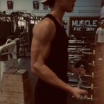 Way-ar Sangngern Instagram - Pull day with a little help from @boss.nsbz on mind-muscle connection. Drop my ego, lower the weights and make sure every reps count. Thank you bro @burnwith.boss 🫡