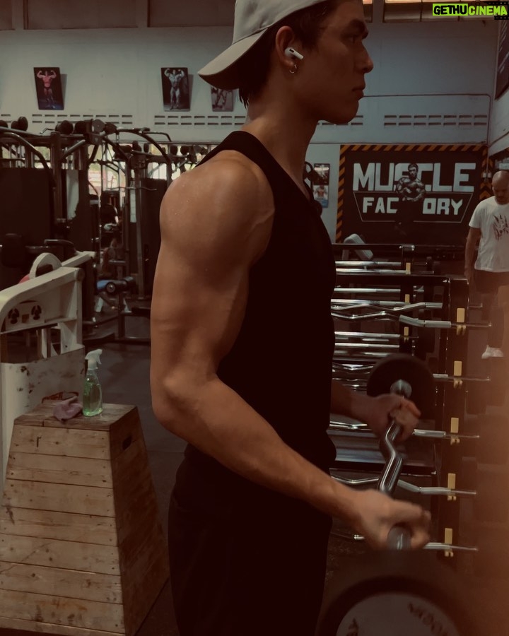 Way-ar Sangngern Instagram - Pull day with a little help from @boss.nsbz on mind-muscle connection. Drop my ego, lower the weights and make sure every reps count. Thank you bro @burnwith.boss 🫡