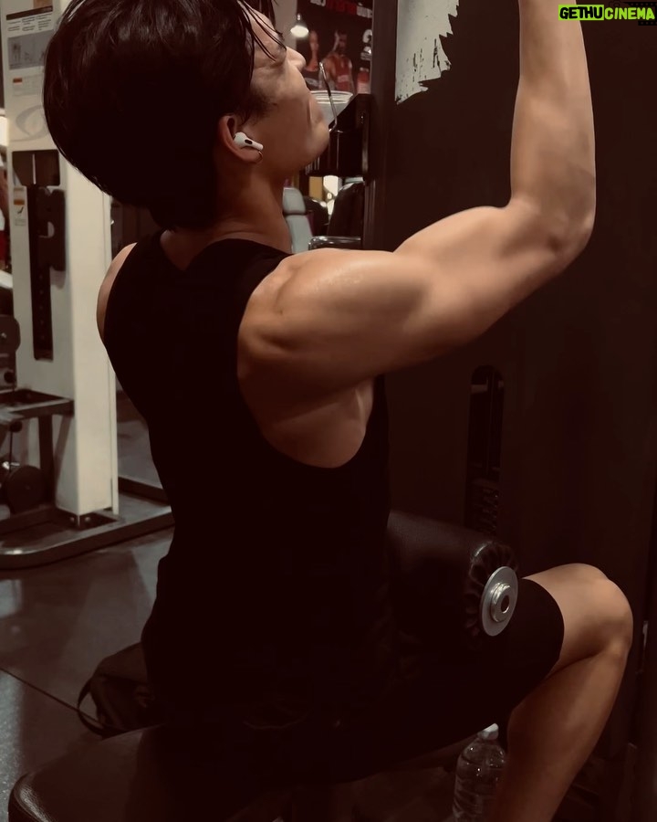 Way-ar Sangngern Instagram - Pull day with a little help from @boss.nsbz on mind-muscle connection. Drop my ego, lower the weights and make sure every reps count. Thank you bro @burnwith.boss 🫡