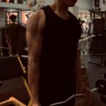 Way-ar Sangngern Instagram - Pull day with a little help from @boss.nsbz on mind-muscle connection. Drop my ego, lower the weights and make sure every reps count. Thank you bro @burnwith.boss 🫡