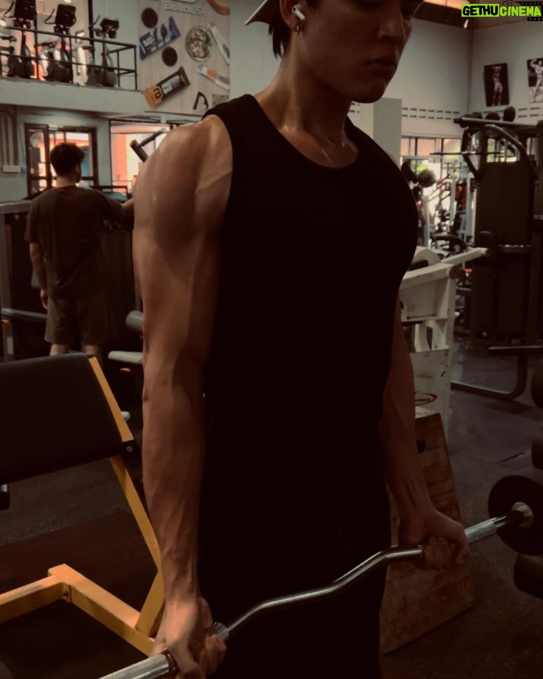 Way-ar Sangngern Instagram - Pull day with a little help from @boss.nsbz on mind-muscle connection. Drop my ego, lower the weights and make sure every reps count. Thank you bro @burnwith.boss 🫡