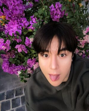 Weerayut Chansook Instagram - ถ้าเธอไม่ชอบคนธรรมดา เราเป็นฮีโร่ให้เธอได้นะ🤪