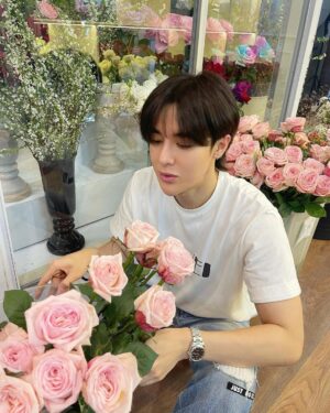 Weerayut Chansook Instagram - พนักงานพาร์ทไทม์ครับ 💐🌻