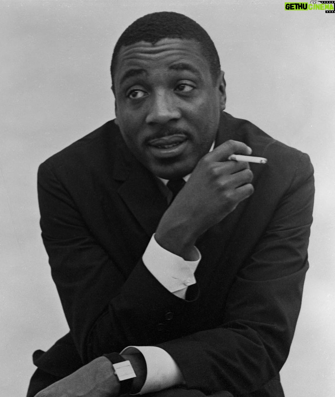 Wesley Snipes Instagram - Today we honor the legendary king Dick Gregory👑 Happy Heavenly Birthday! Please do yourself a service and get to know this legend if you don’t already 🙏🏿 Follow: @dgcaribbeanshake @therealdickgregory #DickGregory