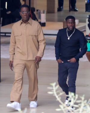 Wesley Snipes Instagram - Another trip around the sun brother 🙏🏿 here’s to many more! #happybirthday @kevinhart4real 

Photo from set:
“True Story” coming soon to @Netflix 🙌🏿 
 

#truestory 
#netflix 
#kevinhart