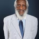Wesley Snipes Instagram - Today we honor the legendary king Dick Gregory👑 Happy Heavenly Birthday! Please do yourself a service and get to know this legend if you don’t already 🙏🏿 Follow: @dgcaribbeanshake @therealdickgregory #DickGregory