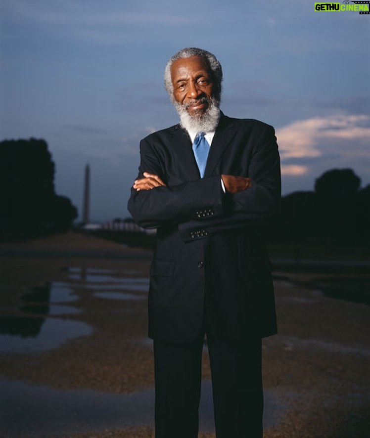 Wesley Snipes Instagram - Today we honor the legendary king Dick Gregory👑 Happy Heavenly Birthday! Please do yourself a service and get to know this legend if you don’t already 🙏🏿 Follow: @dgcaribbeanshake @therealdickgregory #DickGregory