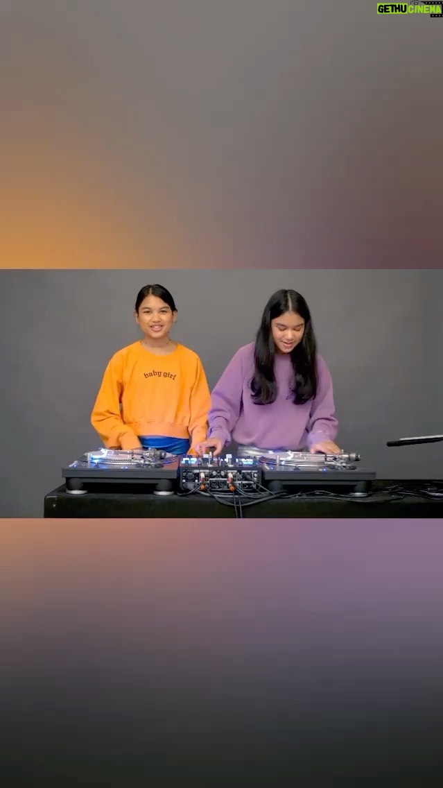 Wesley Snipes Instagram - 🎵🎵🎵..... deejay practice video to “Self Destruction”. The song was co-produced by 18 year old @dnice who at that time was a member of Boogie Down Production co-founded by Scott La Rock and @teacha_krsone. They assembled a group of rap royalty to fight violence in the Hip Hop and urban communities after the tragic death of Scott La Rock and a concert goer who was killed for a gold chain. Although the song was produced in 1989 the message of the song is still important today. Follow our journey @djsamiraandkayla #djsamiraandkayla #djamiraandkayla #dnice #clubquarantine #krsone #stoptheviolence #hiphop #classichiphop