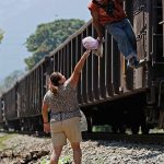 Whindersson Nunes Instagram - No dia de hoje eu me lembro delas, Las Patronas, a anos elas ajudam imigrantes jogando comida e água para eles nos trens indo do México pros EUA, é bem algo que minha avó faria, fazer o bem sem olhar a quem e querer bem ao filho dos outros é pra poucos, aliás, pra poucas. De tempos em tempo eu encontro uma “Patrona” pelas andanças da vida, a senhora minha mãe já intercedeu por tanta gente através de mim, muita gente lhe deseja o bem dona Valdenice. Feliz dia das mulheres a todas “Las Patronas” pelo mundo ♥️🔥
