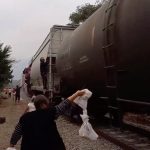 Whindersson Nunes Instagram - No dia de hoje eu me lembro delas, Las Patronas, a anos elas ajudam imigrantes jogando comida e água para eles nos trens indo do México pros EUA, é bem algo que minha avó faria, fazer o bem sem olhar a quem e querer bem ao filho dos outros é pra poucos, aliás, pra poucas. De tempos em tempo eu encontro uma “Patrona” pelas andanças da vida, a senhora minha mãe já intercedeu por tanta gente através de mim, muita gente lhe deseja o bem dona Valdenice. Feliz dia das mulheres a todas “Las Patronas” pelo mundo ♥️🔥