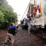 Whindersson Nunes Instagram - No dia de hoje eu me lembro delas, Las Patronas, a anos elas ajudam imigrantes jogando comida e água para eles nos trens indo do México pros EUA, é bem algo que minha avó faria, fazer o bem sem olhar a quem e querer bem ao filho dos outros é pra poucos, aliás, pra poucas. De tempos em tempo eu encontro uma “Patrona” pelas andanças da vida, a senhora minha mãe já intercedeu por tanta gente através de mim, muita gente lhe deseja o bem dona Valdenice. Feliz dia das mulheres a todas “Las Patronas” pelo mundo ♥️🔥