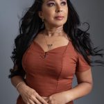 Whindersson Nunes Instagram - No dia de hoje eu me lembro delas, Las Patronas, a anos elas ajudam imigrantes jogando comida e água para eles nos trens indo do México pros EUA, é bem algo que minha avó faria, fazer o bem sem olhar a quem e querer bem ao filho dos outros é pra poucos, aliás, pra poucas. De tempos em tempo eu encontro uma “Patrona” pelas andanças da vida, a senhora minha mãe já intercedeu por tanta gente através de mim, muita gente lhe deseja o bem dona Valdenice. Feliz dia das mulheres a todas “Las Patronas” pelo mundo ♥️🔥
