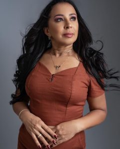 Whindersson Nunes Instagram - No dia de hoje eu me lembro delas, Las Patronas, a anos elas ajudam imigrantes jogando comida e água para eles nos trens indo do México pros EUA, é bem algo que minha avó faria, fazer o bem sem olhar a quem e querer bem ao filho dos outros é pra poucos, aliás, pra poucas. De tempos em tempo eu encontro uma “Patrona” pelas andanças da vida, a senhora minha mãe já intercedeu por tanta gente através de mim, muita gente lhe deseja o bem dona Valdenice. Feliz dia das mulheres a todas “Las Patronas” pelo mundo ♥️🔥
