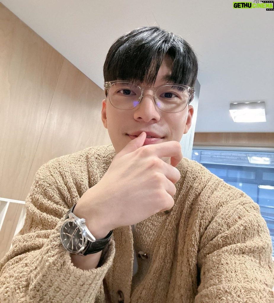 Wi Ha-jun Instagram - 아주 오랜만에 아무도 없는 카페에서 잠시나마 커피타임. 짧았지만 이 또한 행복했다.