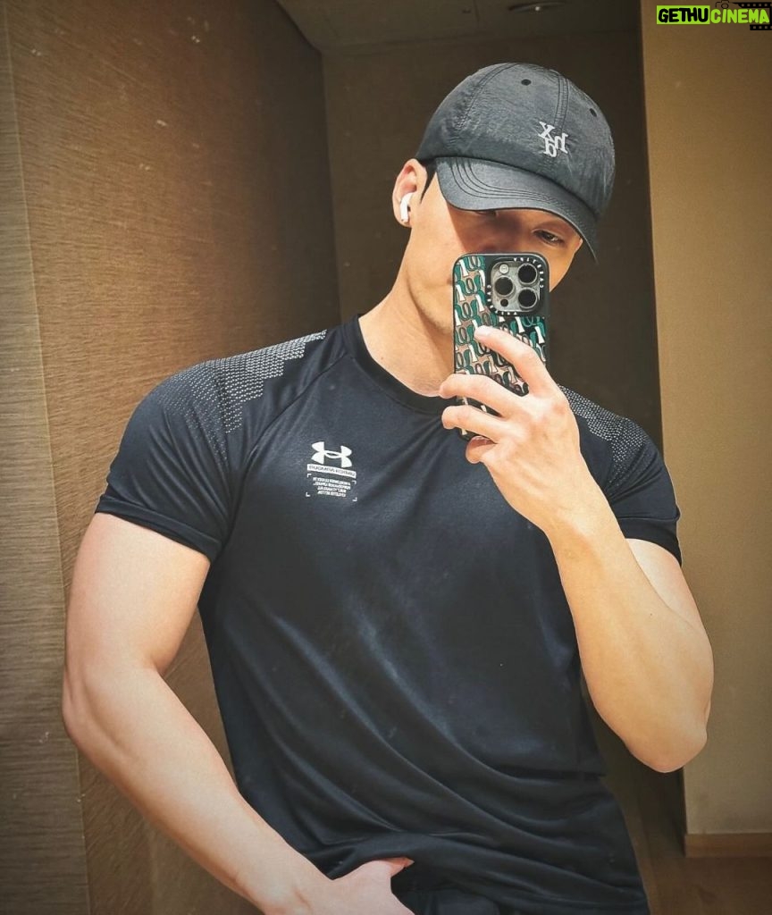 Wi Ha-jun Instagram - 근육에 점진적 과부하가 필요한데, 뇌에 과부하.. 화이팅💪
