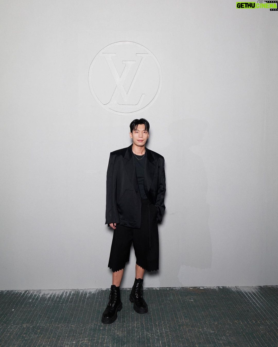 Wi Ha-jun Instagram - 루이비통의 환상적이었던 첫 프리폴쇼를 대한민국 한강에서 #LVPREFALL #광고 @LOUISVUITTON #hanriver