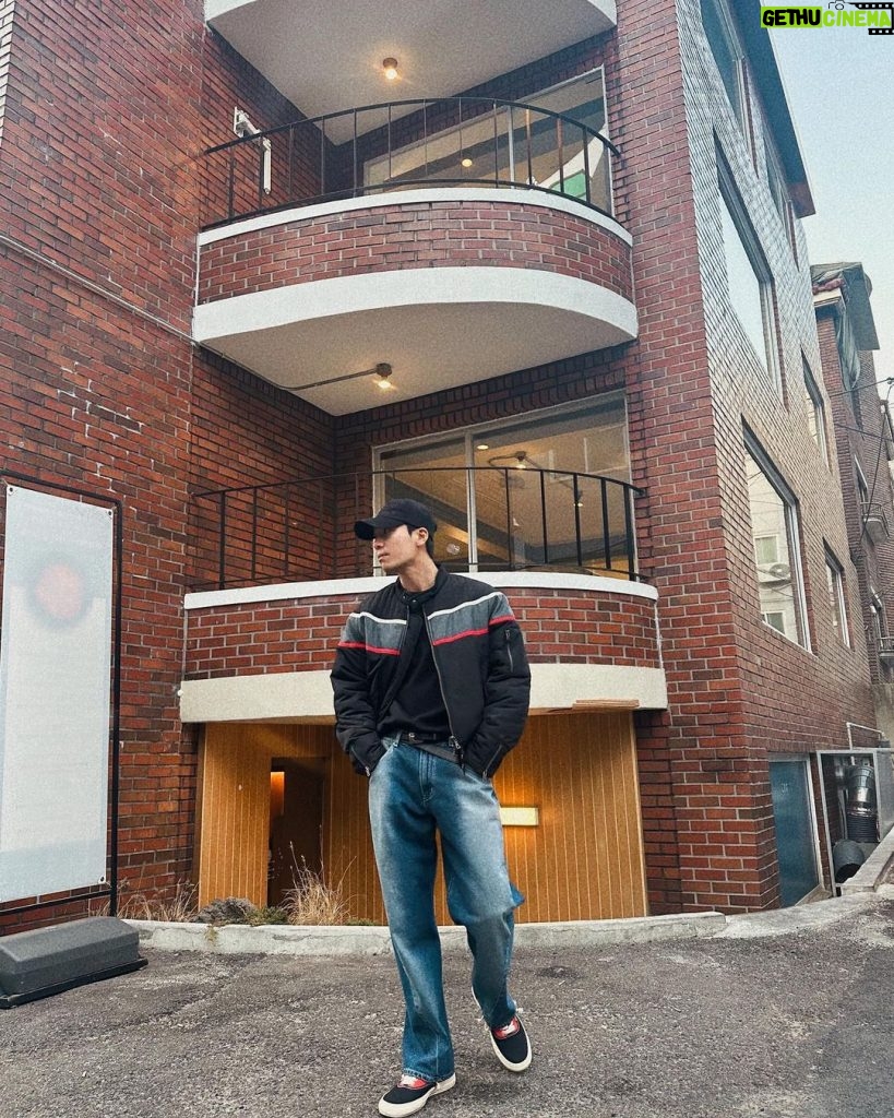 Wi Ha-jun Instagram - 오랜만에 촬영이 일찍 끝나서 커피 두잔🐤😊