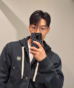 Wi Ha-jun Instagram - 최악의악 봐야지🤗💪 #최악의악
#디즈니플러스