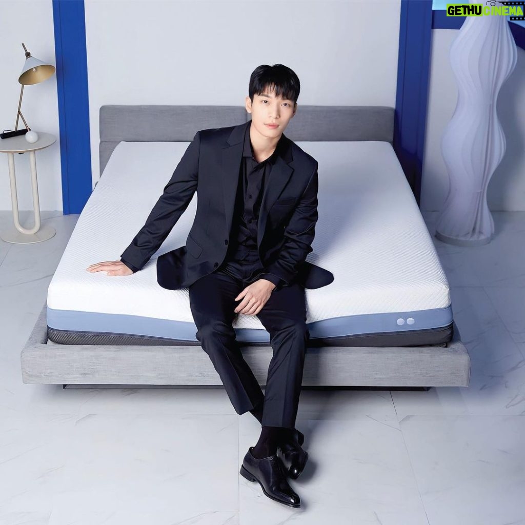 Wi Ha-jun Instagram - Feel the experience of Wi Ha Jun's healthy sleep with the INTHEBOX Dash mattress designed with Orthopedic technology Using a type of pocket spring, a soft layer of memory foam, a cool Super Cool Fabric cover plus a Foam Encasement With love from @inthebox.id @inthebox.sea @letspopthebox 💕😍🔥 #INTHEBOX #SenyamanKasurINTHEBOX #IntheboxWiHaJun #ITBxWHJ #INTHEBOXDash