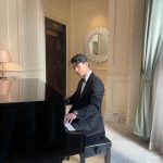 Wi Ha-jun Instagram – 오인주씨를 기다리는 동안 피아노 연주(칠 줄 모름..)🎹😀
 #최도일 #작은아씨들