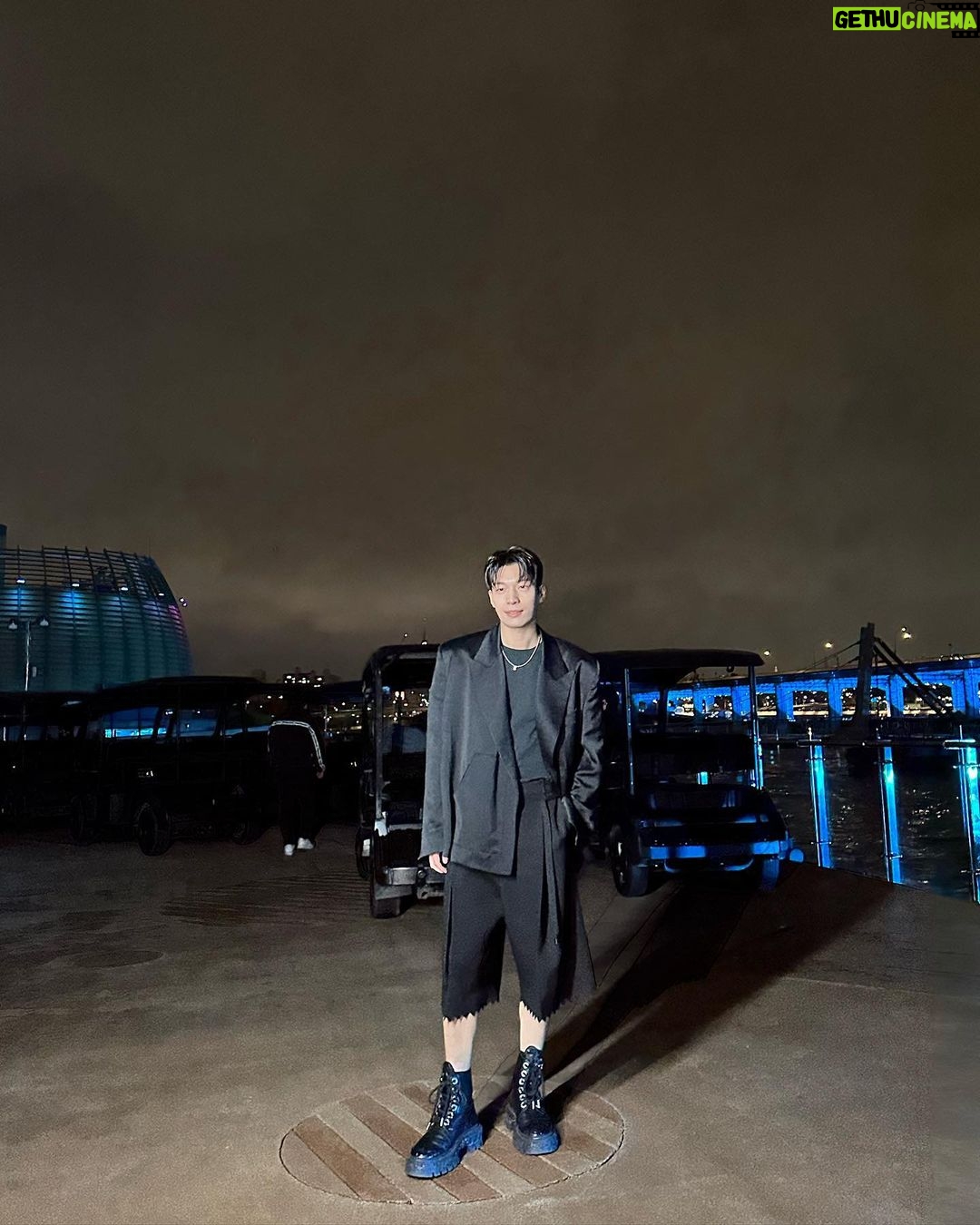Wi Ha-jun Instagram - 루이비통의 환상적이었던 첫 프리폴쇼를 대한민국 한강에서 #LVPREFALL #광고 @LOUISVUITTON #hanriver