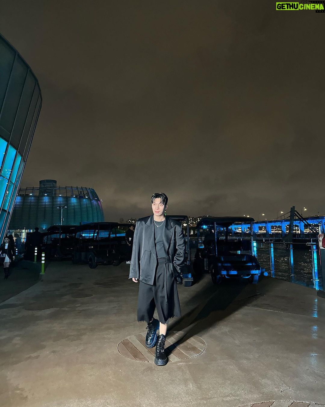 Wi Ha-jun Instagram - 루이비통의 환상적이었던 첫 프리폴쇼를 대한민국 한강에서 #LVPREFALL #광고 @LOUISVUITTON #hanriver