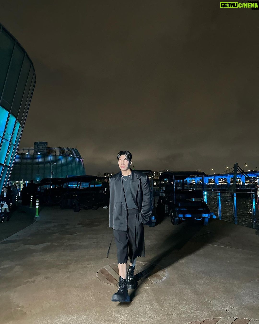 Wi Ha-jun Instagram - 루이비통의 환상적이었던 첫 프리폴쇼를 대한민국 한강에서 #LVPREFALL #광고 @LOUISVUITTON #hanriver