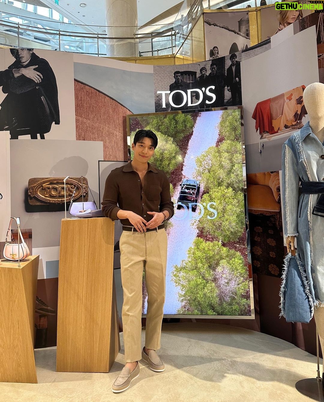 Wi Ha-jun Instagram - 토즈(@tods) 크리에이티브 디렉터 발테르 키아포니(@walterchiapponi)가 선보이는 2023 봄 컬렉션을 롯데백화점 잠실점 에비뉴엘 팝업스토어에서 만나보세요.! 2월25일 토요일까지 진행 됩니다.!💪🤗🥰 #토즈 #TodsSS23 @tods