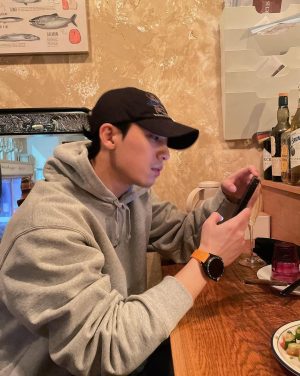 Wi Ha-jun Instagram - 행복한 주말 보내세요🤗