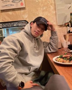 Wi Ha-jun Instagram - 행복한 주말 보내세요🤗