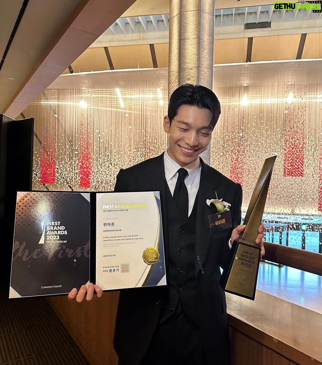 Wi Ha-jun Instagram - ‘2023 대한민국 퍼스트브랜드 대상’ 남자배우(라이징스타상) 수상했어요! 데뷔 이후 첫 수상이라 감회가 새롭고 정말 감사드립니다. 투표해주시고 응원해주시는 팬분들께도 진심으로 감사드려요! 앞으로 더 깊이 있는 배우가 되도록 노력할게요 좋은 저녁보내세요!💕❤️🥰 #대한민국퍼스트브랜드대상 #위하준