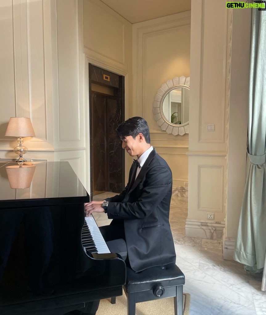 Wi Ha-jun Instagram - 오인주씨를 기다리는 동안 피아노 연주(칠 줄 모름..)🎹😀 #최도일 #작은아씨들