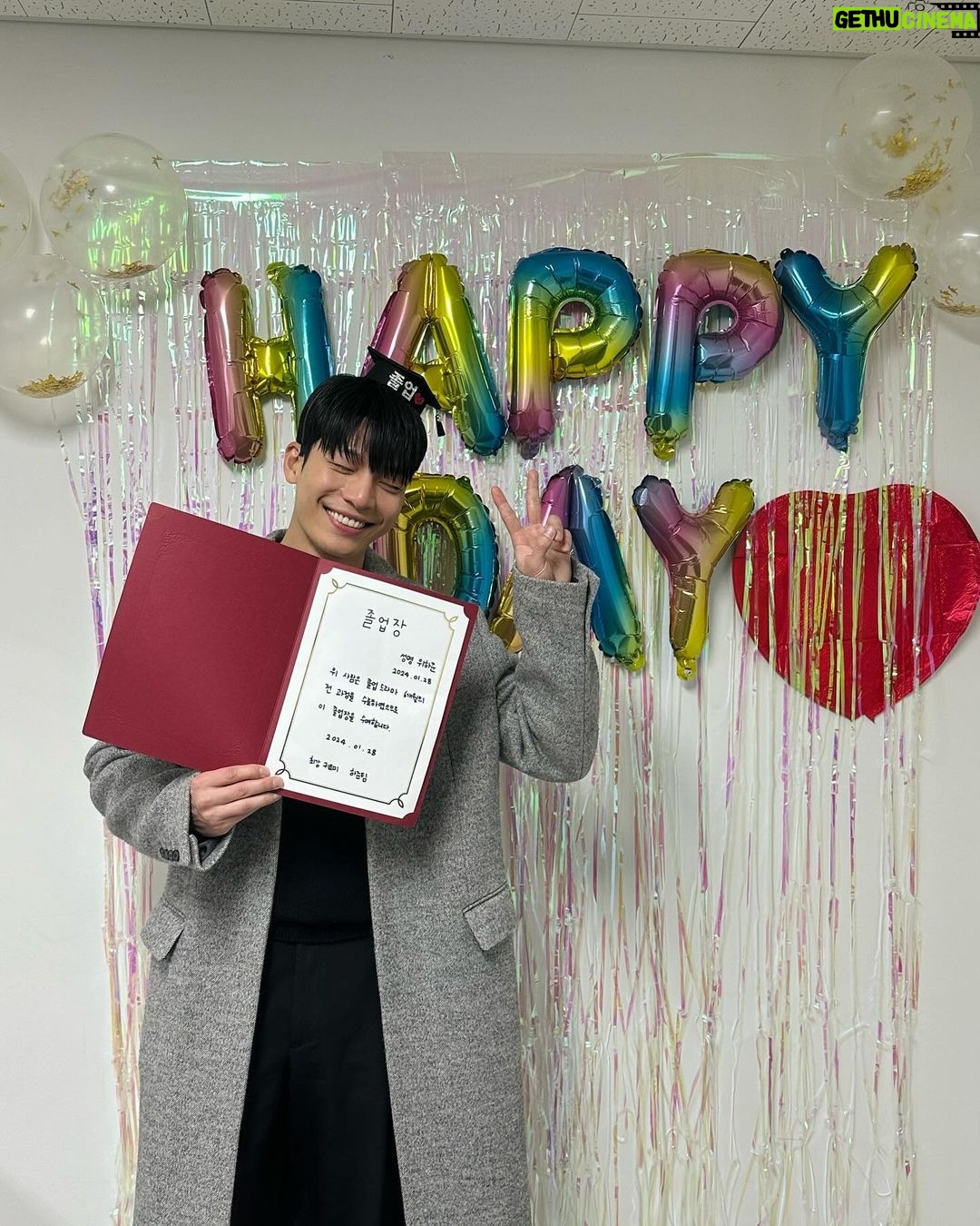 Wi Ha-jun Instagram - 드라마 ‘졸업’을 졸업 했습니다.! 배우,스텝분들 모두 다 정말 정말 고생하셨고 정말 많이 배웠고 따뜻했고 행복했습니다.! 정말 많이 부족했지만 여러분들 덕분에 잘 마무리 할 수 있었습니다.! 다시 한번 감사드립니다! 그리고 우리 현기, 재혁이, 희정이, 서진이 정말 고생했고 고마웠엉 애정해❤️ 6월에 방송 되니까 많이 기대해주시고 사랑해주세요!💕❤️ #졸업