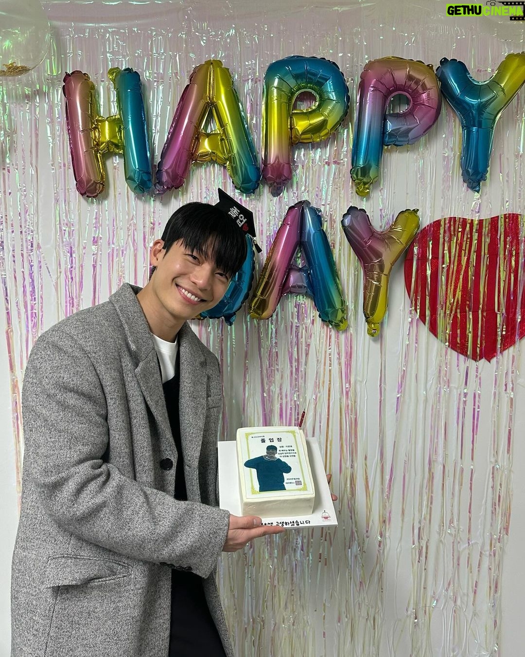 Wi Ha-jun Instagram - 드라마 ‘졸업’을 졸업 했습니다.! 배우,스텝분들 모두 다 정말 정말 고생하셨고 정말 많이 배웠고 따뜻했고 행복했습니다.! 정말 많이 부족했지만 여러분들 덕분에 잘 마무리 할 수 있었습니다.! 다시 한번 감사드립니다! 그리고 우리 현기, 재혁이, 희정이, 서진이 정말 고생했고 고마웠엉 애정해❤️ 6월에 방송 되니까 많이 기대해주시고 사랑해주세요!💕❤️ #졸업