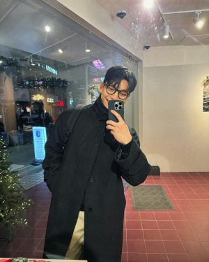 Wi Ha-jun Instagram - 카페 찾느라 한시간 걸었던..