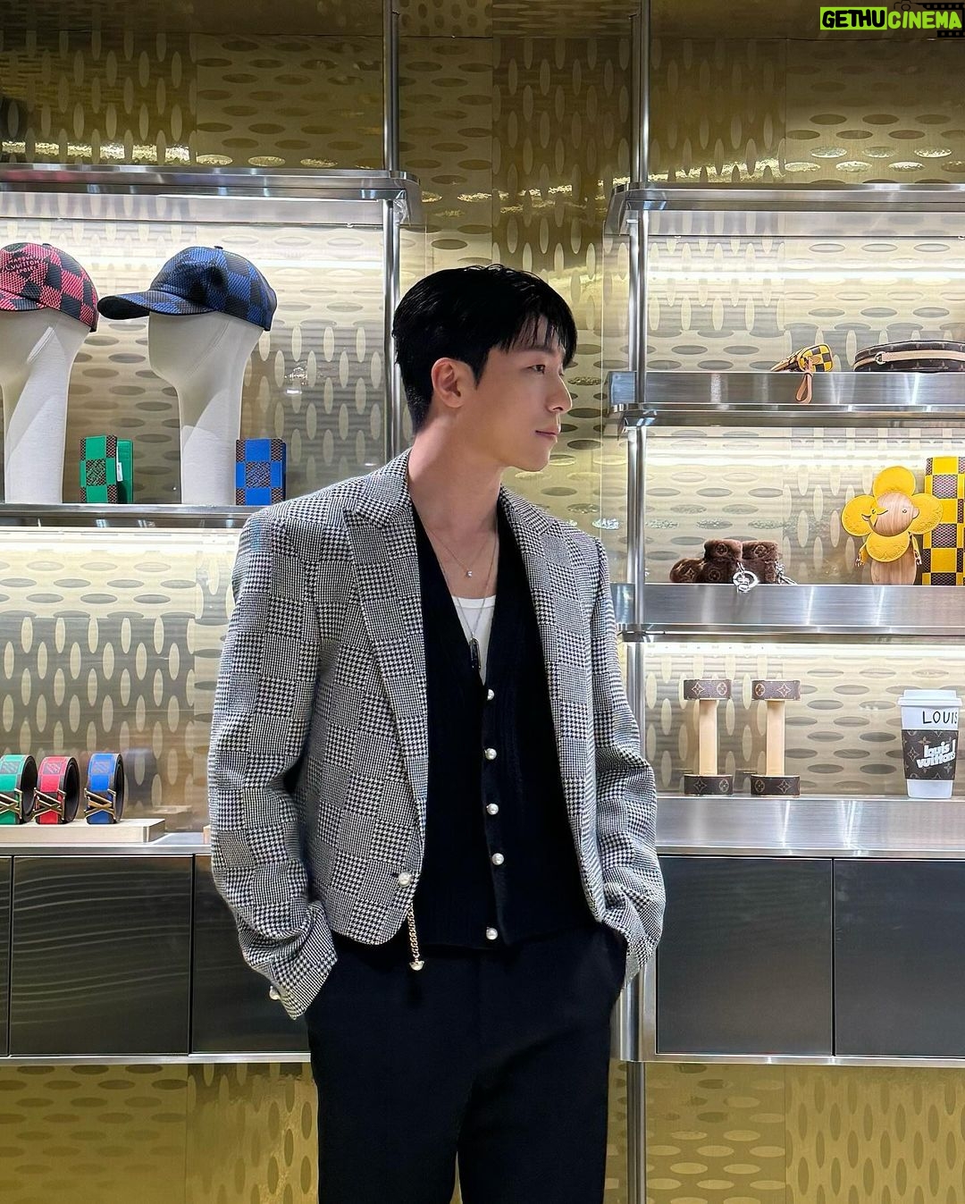 Wi Ha-jun Instagram - @louisvuitton #LesGastonsVuitton #LVMenSS24 #PharrellWilliams #레가스통비통 #ad