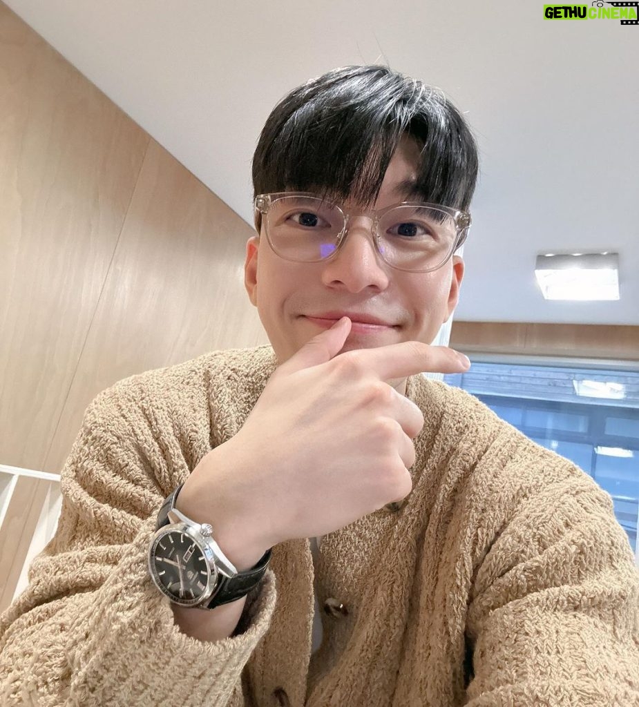 Wi Ha-jun Instagram - 아주 오랜만에 아무도 없는 카페에서 잠시나마 커피타임. 짧았지만 이 또한 행복했다.