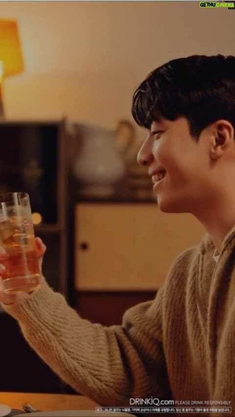 Wi Ha-jun Instagram - 조니워커블랙과 함께 행복한 연말 보내세요😄💕@johnniewalkerkorea 조니워커 블랙 JOIN US, JOHNNIE WALKER 조니워커는 늘 옳으니까 #JoinUsJohnnieWalker #조니워커 #KeepWalking