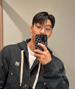 Wi Ha-jun Instagram - 최악의악 봐야지🤗💪 #최악의악
#디즈니플러스