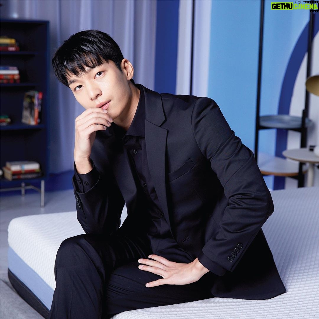 Wi Ha-jun Instagram - Feel the experience of Wi Ha Jun's healthy sleep with the INTHEBOX Dash mattress designed with Orthopedic technology Using a type of pocket spring, a soft layer of memory foam, a cool Super Cool Fabric cover plus a Foam Encasement With love from @inthebox.id @inthebox.sea @letspopthebox ššš„ #INTHEBOX #SenyamanKasurINTHEBOX #IntheboxWiHaJun #ITBxWHJ #INTHEBOXDash