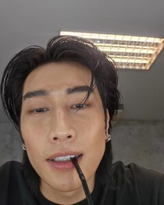 Wichapas Sumettikul Instagram - Selfie