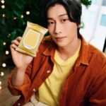 Wichapas Sumettikul Instagram - Merry Christmas ครับทุกคน 🎄ในช่วงวันหยุดยาวนี้ทุกคนมีแพลนจะไปเที่ยวไหนกันครับ แต่ไม่ว่าจะไปไหนก็อย่าลืมพกไอเทมสำคัญอย่าง บิเฟสต้าบิเฟสต้า ไมเซล่า เคลนซิ่ง ชีท เพอร์เฟค โกลว์ ที่นอกจากจะเช็ดสะอาด พกสะดวกแล้วยังมีส่วนผสมของวิตามินซี และ ส้มยูซุ ที่ช่วยเรื่องความกระจ่างใส ล็อคความชุ่มชื่น คงความสมดุลให้กับผิวอีกด้วย ใครไปเที่ยวไหนมาแชร์กันหน่อยแล้วอย่าลืมพกบิเฟสต้าไปด้วยน้า #BifestaThailand #BifestaPerfectGlow #บิเฟสต้า #เช็ดปุ๊ปโกลว์ปั๊ป