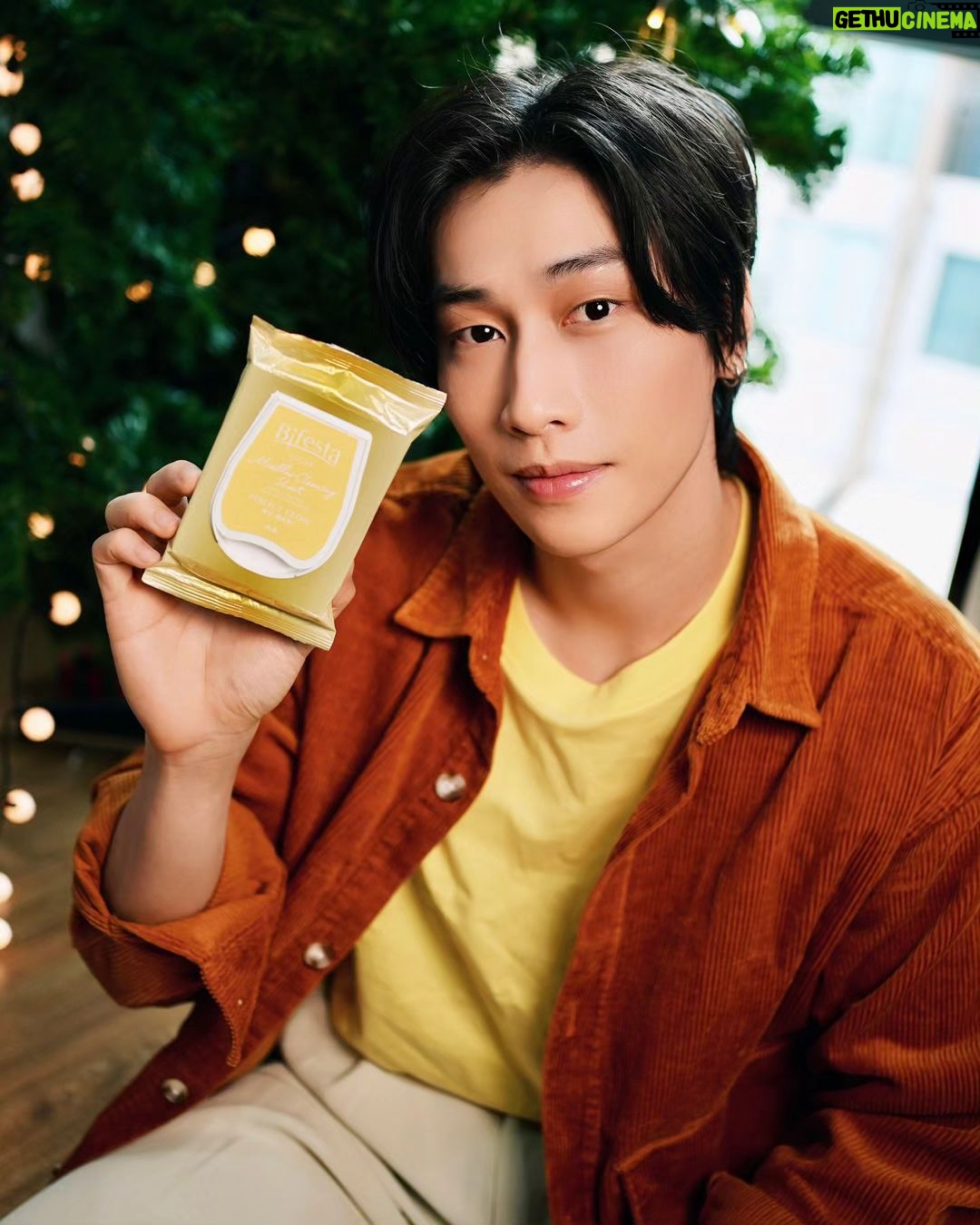 Wichapas Sumettikul Instagram - Merry Christmas ครับทุกคน 🎄ในช่วงวันหยุดยาวนี้ทุกคนมีแพลนจะไปเที่ยวไหนกันครับ แต่ไม่ว่าจะไปไหนก็อย่าลืมพกไอเทมสำคัญอย่าง บิเฟสต้าบิเฟสต้า ไมเซล่า เคลนซิ่ง ชีท เพอร์เฟค โกลว์ ที่นอกจากจะเช็ดสะอาด พกสะดวกแล้วยังมีส่วนผสมของวิตามินซี และ ส้มยูซุ ที่ช่วยเรื่องความกระจ่างใส ล็อคความชุ่มชื่น คงความสมดุลให้กับผิวอีกด้วย ใครไปเที่ยวไหนมาแชร์กันหน่อยแล้วอย่าลืมพกบิเฟสต้าไปด้วยน้า #BifestaThailand #BifestaPerfectGlow #บิเฟสต้า #เช็ดปุ๊ปโกลว์ปั๊ป
