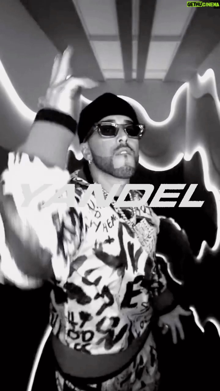 Will.i.am Instagram - aquí viene… Here it comes…
