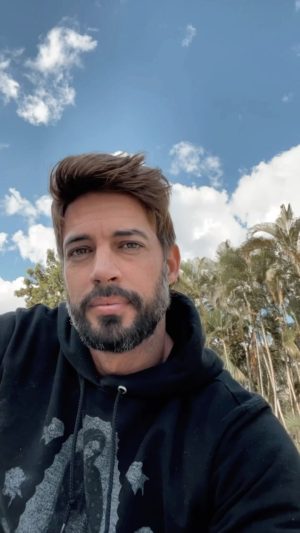 William Levy Instagram - Hola mi gente!! Espero estén bien. Ya había compartido con ustedes anteriormente sobre @hallowapp y cómo la he utilizado para orar y meditar en los meses recientes. Hoy, Miércoles de Ceniza, estoy
 iniciando el reto #Cuaresma2022 para orar todos los días hasta el Domingo de Pascua.
 Estaremos meditando las Siete Palabras de Cristo, escucharemos reflexiones continuas sobre
 el mensaje de Jesus. El reto está disponible en Español y en Inglés así que no hay excusas 
 para unirse 😜. El acceso es totalmente gratuito. Les dejo el link en mi Bio.  Love you all. 

Hey everyone, hope everything is well. I shared with you guys before about the @hallowapp which I’ve been using for my prayer and
 meditation the last few months. Today, Ash Wednesday, I’m starting the Hallow #Pray40
 Challenge to pray every day for the 40 days leading up to Easter. We will be meditating on the 7
 Last Words of Christ - reflections on the final words Jesus spoke. The challenge is in both
 Spanish and English so you have no excuses not to join 😜. Get access for free at
 hallow.com/williamlevy.

  #ad #Hallowapp #Lent #AshWednesday #AshTag #AshTag2022 #Cuaresma
 #MiercolesDeCeniza