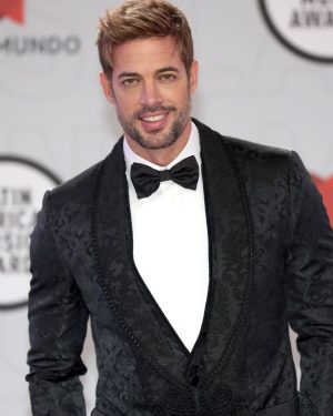 William Levy Instagram - Anoche en @latinamas  Gracias  @dolcegabbana @claudiafashions @bbellabymillie @leurbanop @jenngomezvita love you all