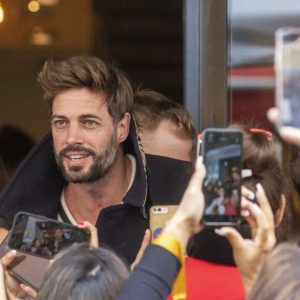 William Levy Instagram - No hay mejor premio en el mundo que recibir el cariño del público. Gracias #españa🇪🇸 por tanto cariño. Nos vemos de vuelta en unas semana 😉🙏🏼 
Los créditos de las fotos porfa si saben dejen saber saca. Yo las agarre de las mis fans Con respeto 🙏🏼. 
Love you all