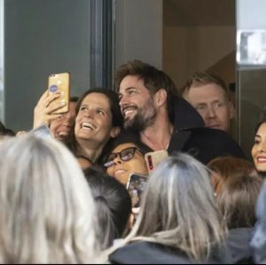 William Levy Instagram - No hay mejor premio en el mundo que recibir el cariño del público. Gracias #españa🇪🇸 por tanto cariño. Nos vemos de vuelta en unas semana 😉🙏🏼 
Los créditos de las fotos porfa si saben dejen saber saca. Yo las agarre de las mis fans Con respeto 🙏🏼. 
Love you all
