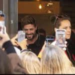 William Levy Instagram - No hay mejor premio en el mundo que recibir el cariño del público. Gracias #españa🇪🇸 por tanto cariño. Nos vemos de vuelta en unas semana 😉🙏🏼 Los créditos de las fotos porfa si saben dejen saber saca. Yo las agarre de las mis fans Con respeto 🙏🏼. Love you all